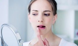 Почему у женщин сохнут губы и что делать в таких случаях