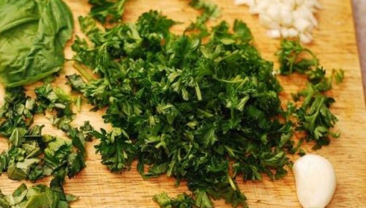 Быстрый салат из фасоли с сухариками – Шаг 2