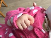 Доче 2 месяца показывает фигу