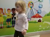 Взвесила дочь) ей 1.9