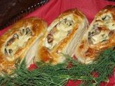 Лодочки из слоеного теста с картофелем, мясом и огурчиками