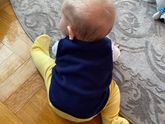 Учится сидеть