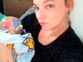 Старшего спать уложила младший