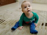 Сидит сам