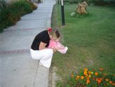 Как садить девочку на улице писять?)))