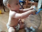 Бутылка и теннисные шарики