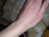 Пришли с улицы, помыла
