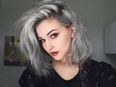 Седой цвет волос.