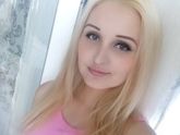 И снова брюнетка))