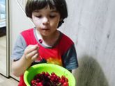 Первая клубника и черешня с дачи
