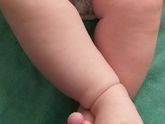 Скрещивает ступни