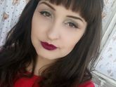 И снова брюнетка))