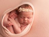 Творческая фотосъёмка новорождённого
