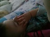 Папа с дочкой спят