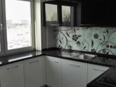 Кухня под заказ с захватом подоконника