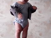 Данюшка отпускает ручки и