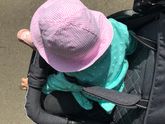 Подгибает под себя руку
