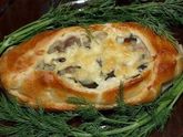 Лодочки из слоеного теста с картофелем, мясом и огурчиками