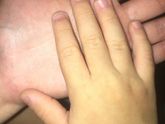 Ковыряет ногти!!!?