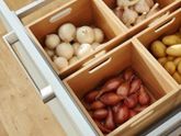 Система хранения в ящике с овощами и фруктами в холодильнике
