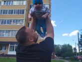 В 5 месяцев держит