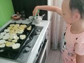 Дочка готовить начала)) какая прелесть