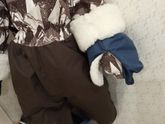 Не хочет надевать варежки.