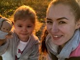 Прабабушка подарила внучке денежку,