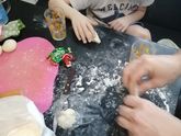 Мои мальчишки делают пирожки