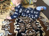 Прогибается когда лежит на животике