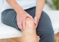 Причины и лечение болей в колене при сгибании