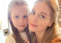 Дуэт гимнасток: Кристина Асмус и ее 6-летняя дочь продемонстрировали синхронную растяжку