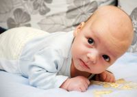 Как выкладывать младенца на животик без капризов: 5 способов