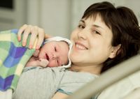 Идут на рекорд: в каком возрасте женщины впервые становятся мамами