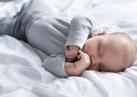 Почему возникает кривошея у новорожденного