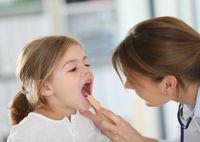 Почему у ребенка появляется белый налет на языке и как это лечить