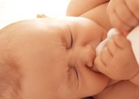 Что делать, если новорожденный часто чихает