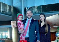 Для папы, мамы и двух малышей: семье Александра Овечкина подарили милые наряды в стиле family look