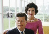67 лет назад: каким был свадебный букет одной из самых роскошных невест в истории – Жаклин Кеннеди