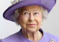 Одеть королеву: Елизавета II наняла 8 человек, чтобы они вели учет ее платьев, пальто и шляпок