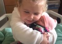 Все плачут: видео первой встречи малышки с новорожденной сестричкой стало хитом в Сети