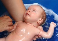 С легким паром: педиатр пояснил, как часто нужно купать новорожденного