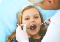 Ответ стоматолога поразил. Как неправильное глотание вредит детским зубам?