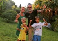 «Какой папа — такие и дети»: Марина Анисина поделилась забавным видео с сыном и дочкой