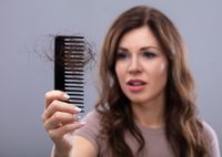 Выпадают волосы: эксперты посоветовали, как это остановить