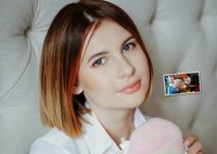 Мамина принцесса: Анна Цуканова-Котт показала лицо дочки в нежной фотосессии