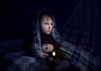 Ребенок боится темноты: как ему помочь