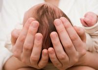 Педиатр развенчал миф о причине выпадения волос у младенцев