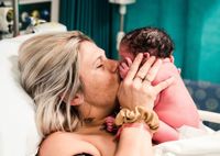 Честнее не бывает: 30 реальных фото с родов, на которых мамы впервые увидели своих детей