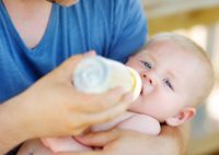 Употребление молочных смесей в первые дни жизни ребенка может вызвать появление астмы?